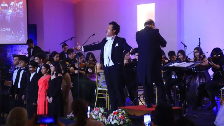La Orquesta Sinfónica Victoriano López junto al tenor Marco Matute, durante una de sus piezas musicales ejecutadas.