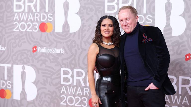 La actriz mexicana Salma Hayek posa con su esposo, el empresario francés y director ejecutivo de Kering Francois-Henri Pinault, en la alfombra roja a su llegada a los BRIT Awards 2023 en Londres el 11 de febrero de 2023.