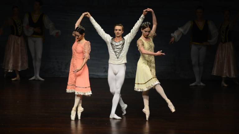 El Lago de los Cisnes es uno de los ballets clásicos más conocidos a nivel mundial. Su primera representación data del 4 de marzo de 1877, en el Teatro Bolshói de Moscú.