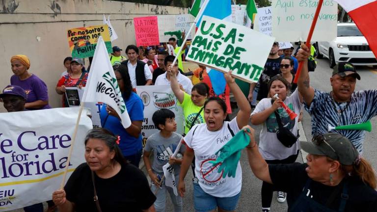 Hispanos protestan contra la ley antiinmigrantes.