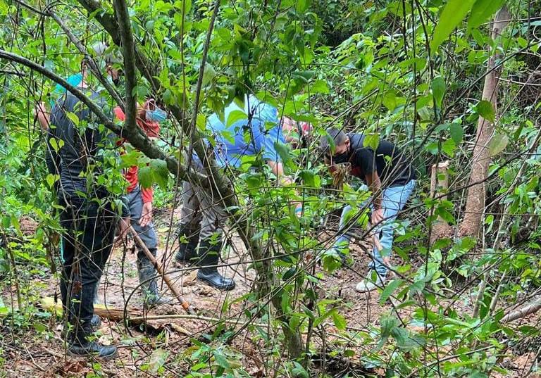 Hallan tres cuerpos en cementerio clandestino en La Ceiba