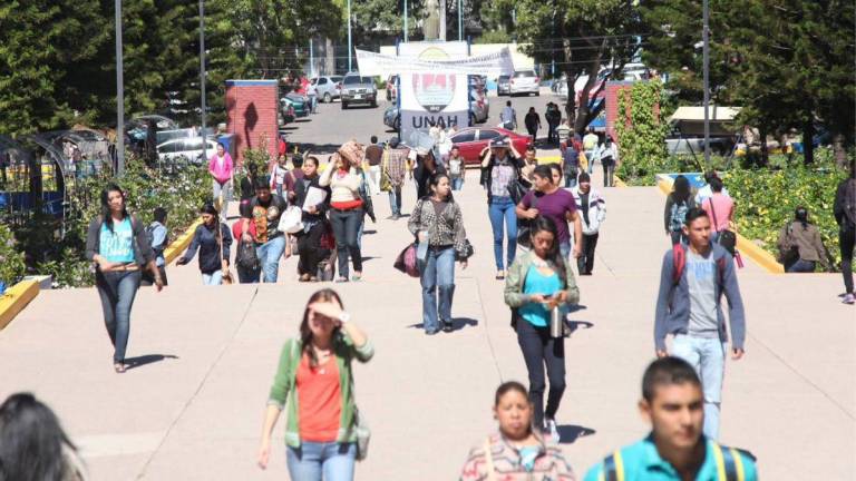 Estudiantes ingresan a la Universidad Nacional Autónoma de Honduras en Tegucigalpa.