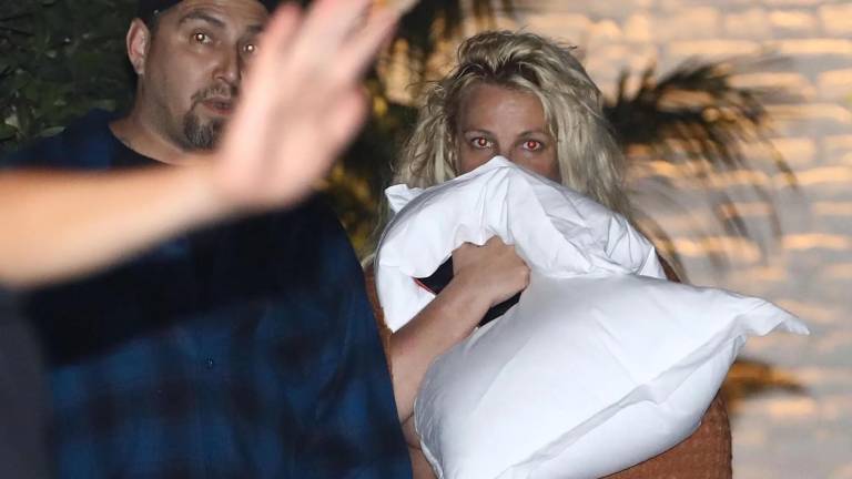 Britney Spears fue captada semidesnuda y tapándose con una almohada, tras salir del hotel.