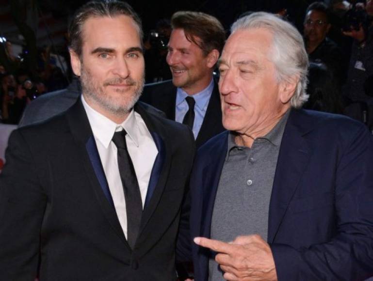 En una entrevista con Vanity Fair, Todd Phillips reveló que no todo salió muy bien al principio del rodaje debido a las riñas entre el Phoenix y Robert De Niro. Al parecer De Niro quería ensayar sus diálogos con todos los actores, pero el histrión del Joker no.<br/><br/>Al final, De Niro ganó la pelea. Consiguió que Phoenix se presentara en su oficina de Nueva York con el resto del elenco. Sin embargo, la incomodidad entre ellos resultó tan evidente que De Niro decidió llevárselo a un lugar apartado del edificio para charlar con él.<br/><br/>Los dos hablaron de “los problemas menores” que habían surgido entre ellos y arreglaron sus diferencias. Al terminar la conversación, el veterano le dio un beso en la mejilla a su colega y le dijo: “Todo va a salir bien, querido”.