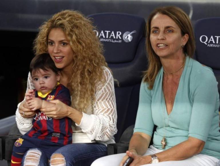 Shakira junto con Milan y su suegra en un partido del Barcelona.