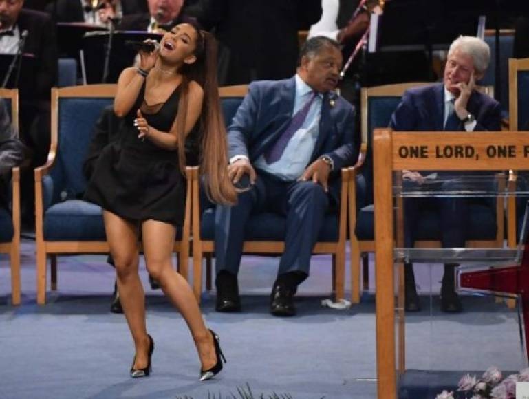 El expresidente estadounidense, Bill Clinton, ha sido fuertemente criticado en redes sociales por sus 'miradas' a la cantante Ariana Grande durante el funeral de Aretha Franklin en Detroit.