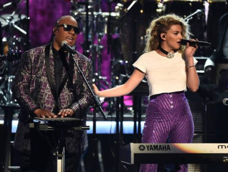 Stevie Wonder y Tori Kelly.