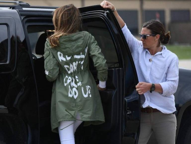 Esa tensión quedó ejemplificada cuando Melania llevó una gabardina de Zara con el polémico mensaje 'I really don't care, do u?' (realmente no me importa, ¿(y) a ti?) durante una visita a la frontera con México en junio de 2018 a centros de detención de menores inmigrantes.<br/><br/>En opinión de Bennett, se trataba de un mensaje dirigido a Ivanka: 'Creo, y todavía lo hago, que la gabardina fue un dardo (dirigido) a Ivanka y sus intentos casi constantes de vincularse a puntos positivos de la Administración', afirmó.