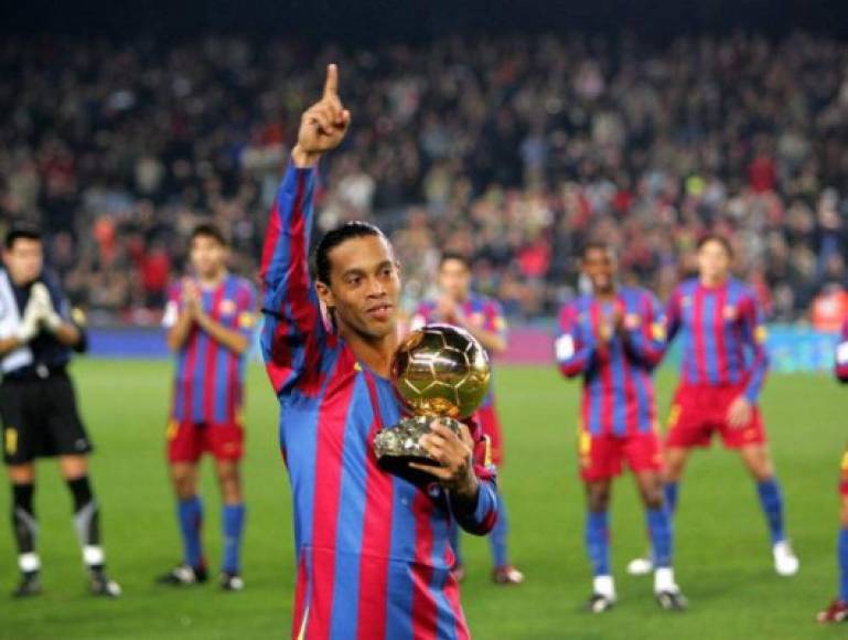 Hablar de Ronaldinho es referirse a uno de los mejores futbolistas de los últimos años. Aunque en la última decada si carrera estuvo marcada más por las polémicas y hoy se encuentra en la cárcel.