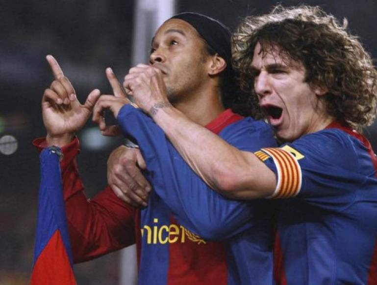 La prensa informa que el exdefensor Carles Puyol llamó a Ronaldinho y el brasileño le contestó desde la prisión. Fueron compañeros en el FC Barcelona.