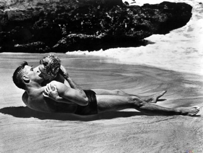 3. De Aquí a la Eternidad. Otro de los besos más recordados y apasionados es el que se dieron Burt Lancaster y Deborah Kerr en el drama de Fred Zinnemann. La escena fue rodada en una playa de Hawai y desató una gran polémica por su sensualidad.
