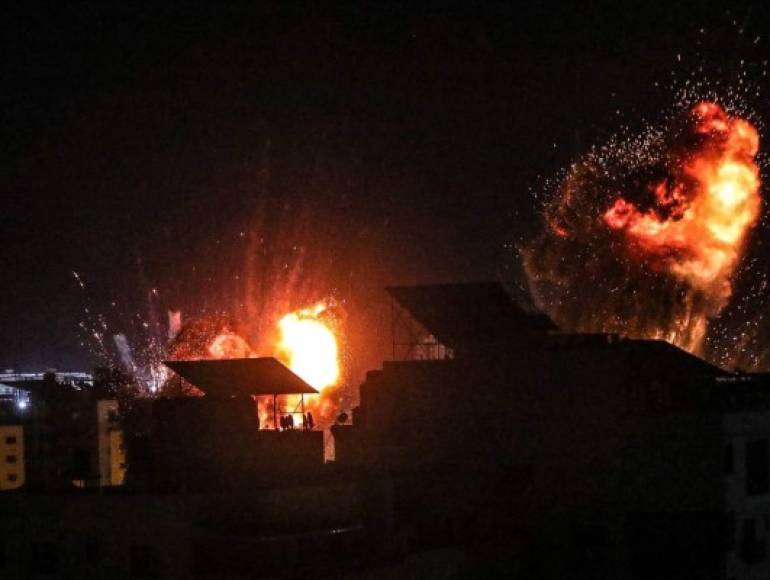 Los bombardeos israelíes en la Franja de Gaza se reanudaron el lunes por la noche, tras una semana que dejó más de 200 muertos, la gran mayoría palestinos, mientras Hamás e Israel hacían oídos sordos a los llamamientos de EEUU para poner un alto al fuego.