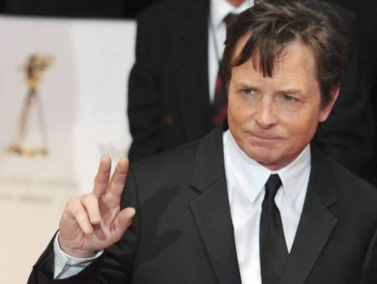 Michael J. Fox: El actor canadiense presentó los primeros signos del Parkinson antes de cumplir los 30 años. Su enfermedad se hizo pública casi siete años después, dos años antes de retirarse de la actuación para dedicarse a ser un activista de la enfermedad mediante su fundación.