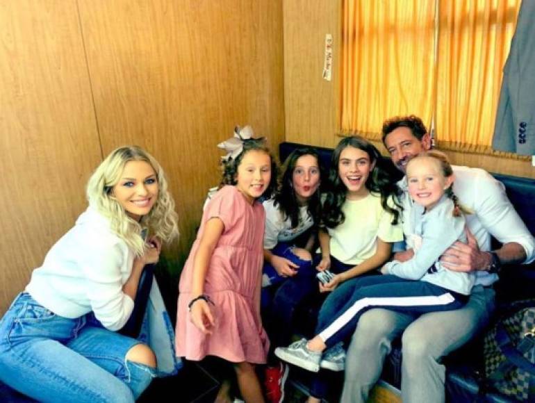 A los pocos minutos Gabriel Soto respondió publicando varias fotos de la convivencia de sus hijas con Irina Baeva.<br/><br/>'Aquí en momentos de llanto, confusión e inseguridad... ', ironizó el actor de Vino el amor.