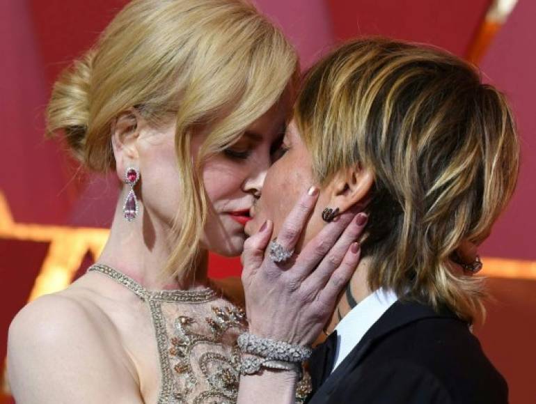 Nicole Kidman y Keith Urban no se cansaron de darse besos y prodigarse mimos en la alfombra roja de los premios Óscar.