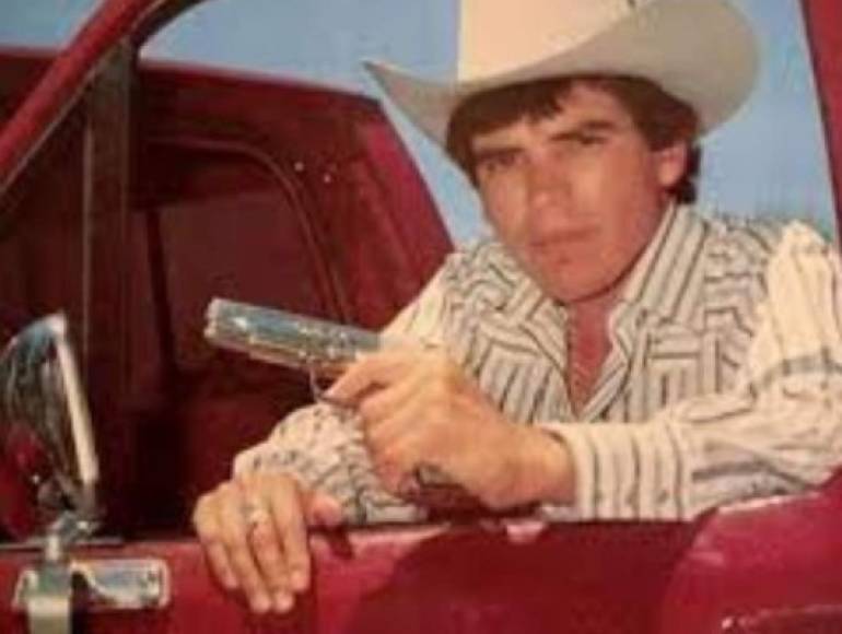 Chalino Sánchez, un indocumentado que hizo su carrera en Los Ángeles, luego de dar un show fue detenido y llevado por hombres vestidos de policía. Al día siguiente lo hallaron muerto en las afueras de Culiacán, Sinaloa, México. Tenía dos balazos en la cabeza.