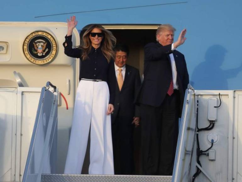 Durante la visita del primer ministro nipón, Shinzo Abe, a la Florida, Melania cambió los vestidos por unos pantalones blancos tipo palazzo y una camisa de cuello negro que realzó su elegancia.