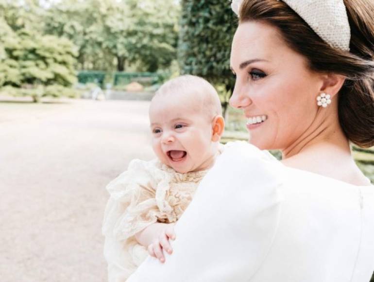 El palacio de Kensington publicó hoy cuatro fotografías oficiales del día del bautizo del hijo menor de los duques de Cambridge, el príncipe Luis, tomadas por Matt Holyoak.