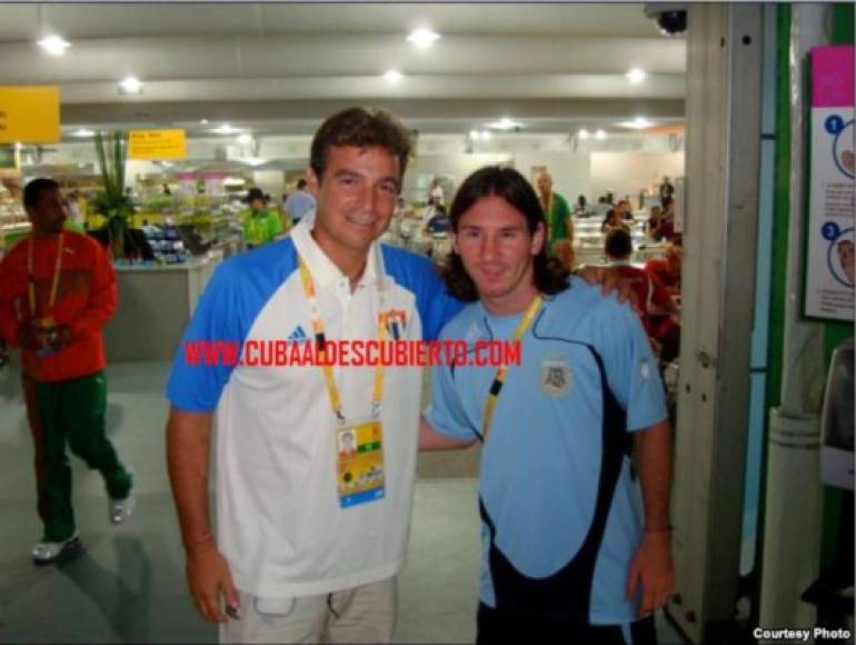 Con el célebre delantero argentino Leo Messi en Pekín (foto Cuba al descubierto).