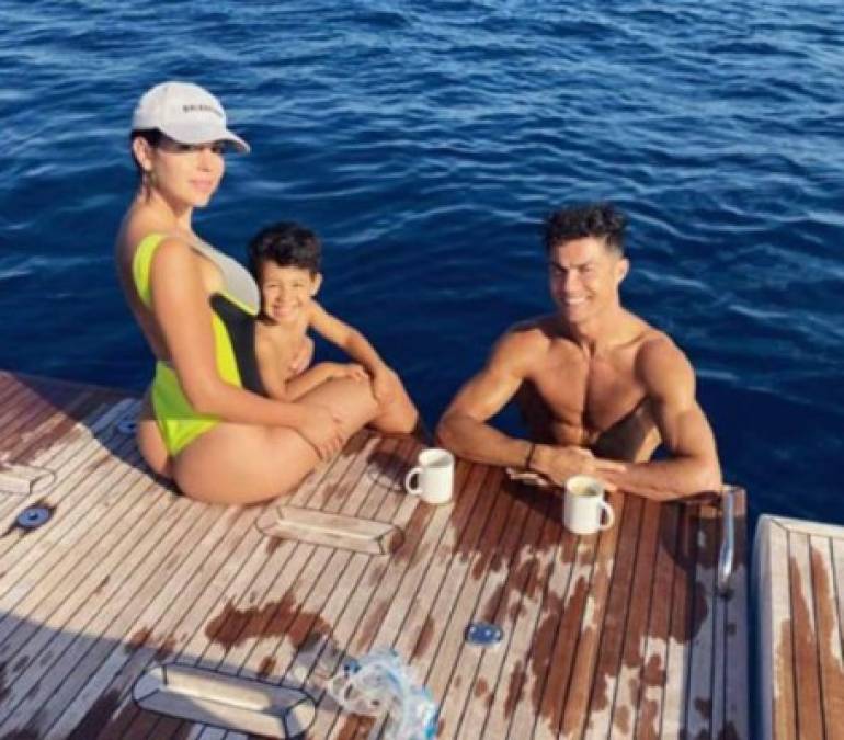 CR7 y Georgina están aprovechando al máximo el verano europea en su despampanante embarcación de 18 millones de dólares, en la que se dan escapadas románticas y también paseos familiares junto a sus pequeños.