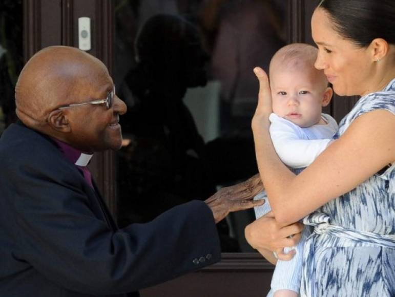 Harry reveló recientemente cuánto había crecido su hijo y hoy el mundo pudo ver cuánto. El bebé Archie no había sido visto desde su nacimiento en mayo.