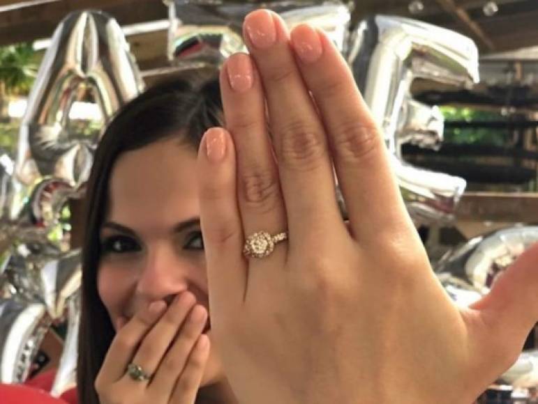 Tita presumió en las redes sociales el anillo que el jugador del Olimpia le dio. Las reacciones de sus seguidores no se hicieron esperar felicitando a la enamorada pareja.<br/>