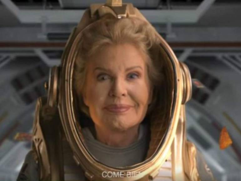 En el bizarro comercial el rostro de Walter Mercado lució muy extraño.