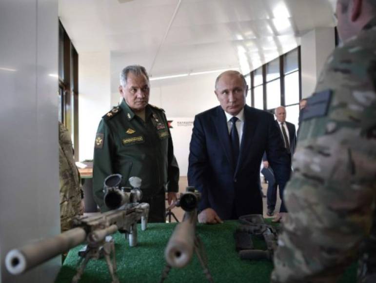 Putin visitó el parque militar Patriot para presidir la comisión nacional de la industria de guerra y fue invitado por Kaláshnikov a probar su rifle SVCh-308.