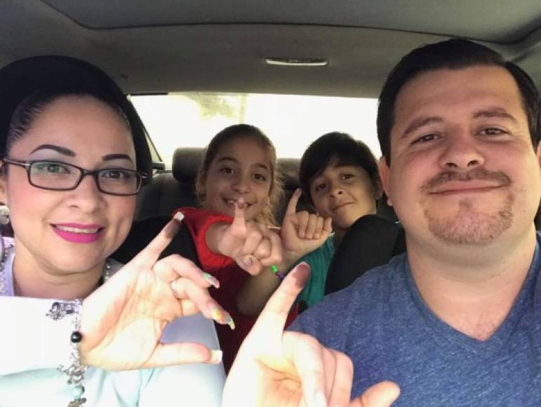 Douglas Pineda y su esposa Migdalia Martínez compartieron su dedo manchado después de votar en Siguatepeque.