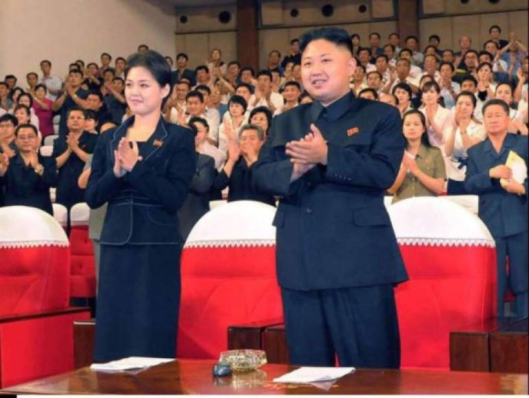 Ri Sol-ju fue presentada en sociedad, aunque de acuerdo con los servicios secretos surcoreanos y estadounidenses ella y Kim contrajeron matrimonio tres años antes, en 2009.