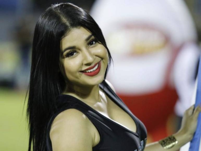 Jeimi Gonzáles, la modelo sampedrana robó suspiros en el estadio Morazán.