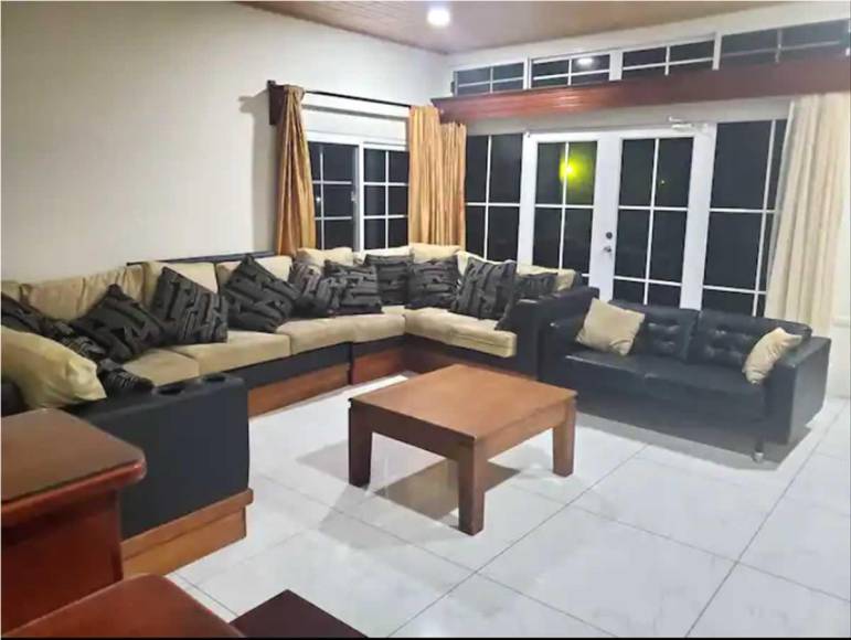 Así de bella es la sala de estar de la vivienda de Alberth Elis.