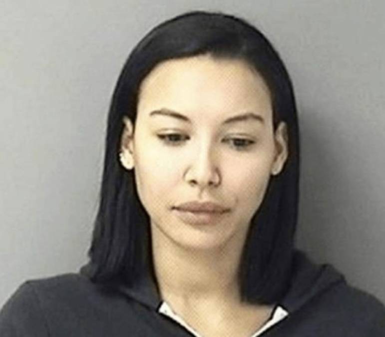 La actriz Naya Rivera fue arrestada por golpear a su esposo en noviembre de 2017. Ella estaba visitando a su familia política cuando salió con su ahora ex marido Ryan Dorsey a pasear al perro, cuando comenzaron a pelear y el pleito se puso violento. Alguien llamó a la policía y ella terminó en la comisaría.<br/><br/>