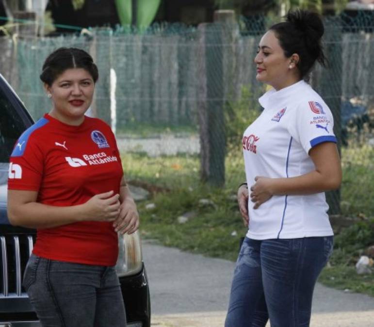 Desde muy temprano llegaron las aficionadas al estadio.