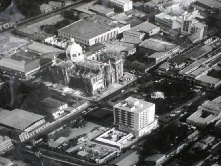 Esta foto del Centro muestra cómo fue el trabajo de remodelación de la catedral. Nótese que no existían los dos edificios del norte de la Primera Calle con Tercera Avenida.
