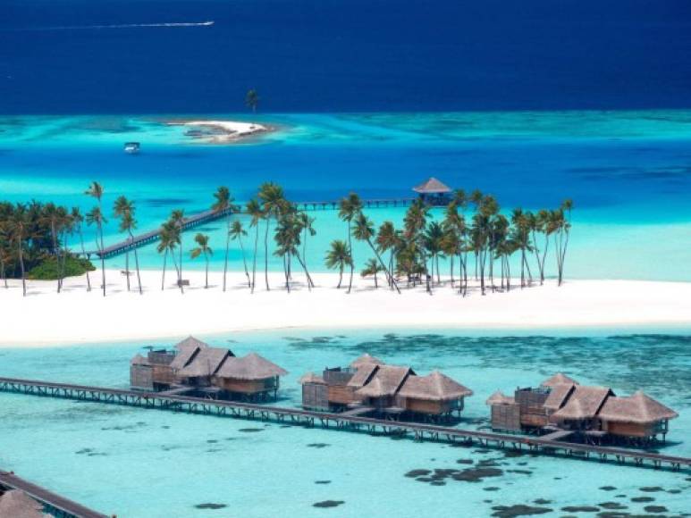 5. Gili Lankanfushi, Maldivas: Ubicado en la isla privada de Lankanfushi este hotel de lujo cuenta con 45 amplias cabañas plantadas sobre el agua cristalina del océano Índico.
