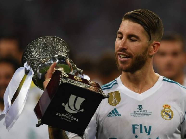 Sergio Ramos (7): El capitán del Real Madrid no tuvo demasiados aprietos durante el encuentro. Ramos se impuso en el juego aéreo en zona defensiva y comandó a la defensa. Además, vigiló a Leo Messi cuando Kovacic se atrevía a subir al ataque. No cesó de incorporarse al ataque en cuanto pudo, buscando su gol, pero no tuvo opción de rematar.