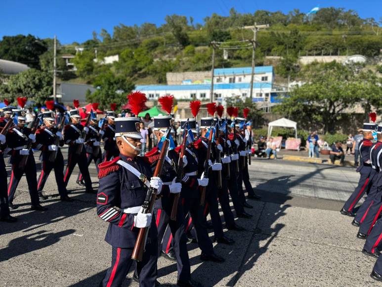 Los cadetes de la ANAPO engalanan con sus uniformes los desfiles patrios en conmemoración del 202 aniversario de Independencia.