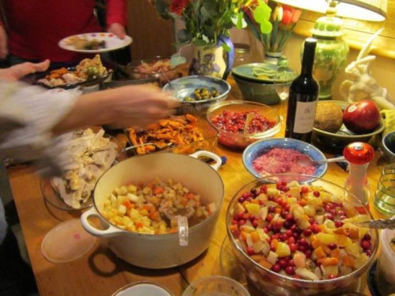 - Festín de año nuevo -<br/><br/>En Estonia se celebra comiendo. La tradición manda que hay que comer siete veces en Fin de Año. Cada comida se supone da fuerzas renovadas para empezar el Año Nuevo, o al menos esa es la teoría.<br/>