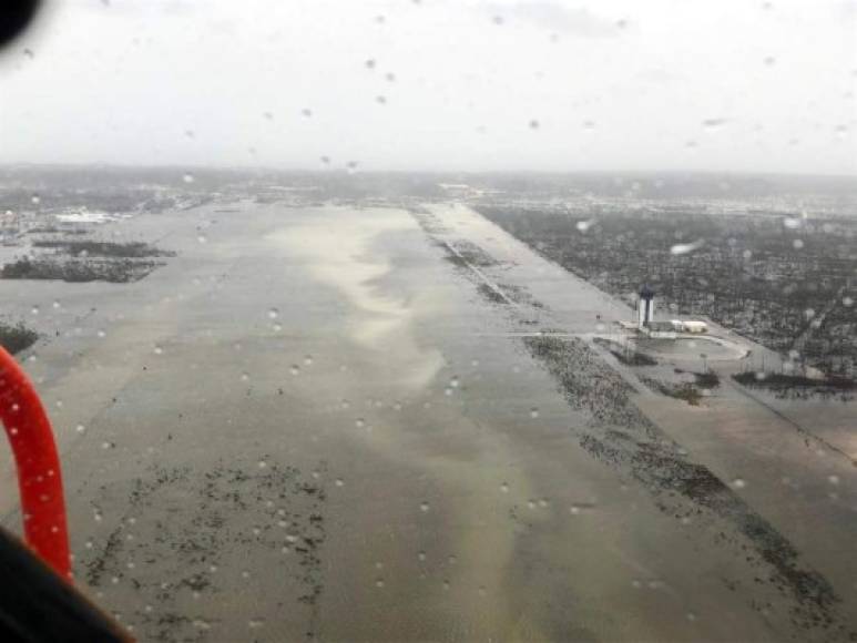 Las imágenes fueron tomadas desde un avión de la Guardia Costera de EEUU, que ayer envió sus primeros equipos de rescate a las comunidades más devastadas por el huracán que tocó tierra en las islas Ábaco con categoría 5.