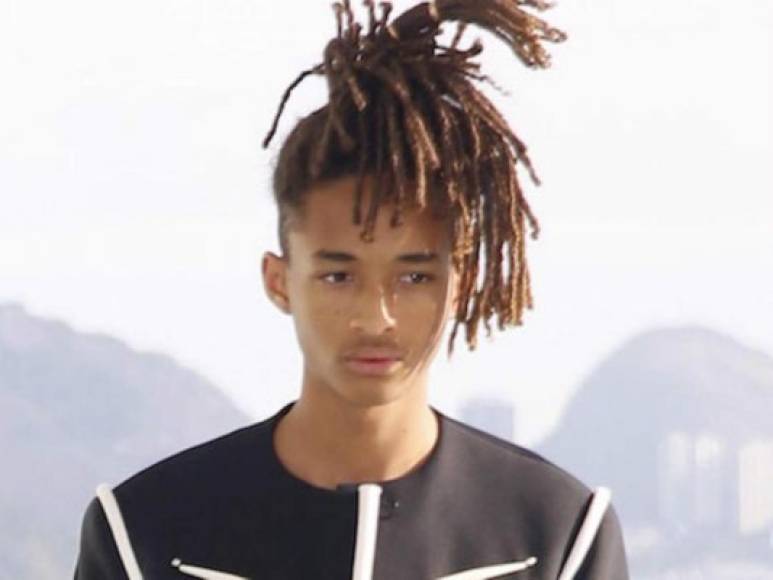 Sin embargo, la vida de Jaden también ha tenido que enfrentar algunas polémicas debido a su extravagente forma de vestir.