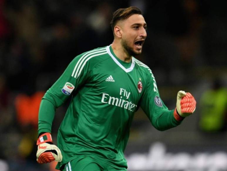 Gianluigi Donnarumma puede salir del AC Milan en el próximo mercado de verano. Según publica La Repubblica, el PSG sigue muy de cerca al portero y estaría dispuesto a hacer una oferta que rondaría los 50 millones de euros.