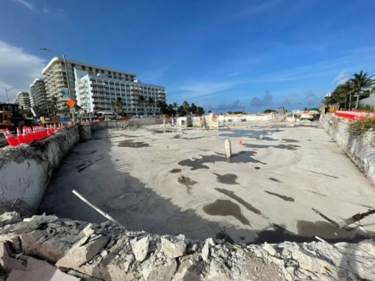 A un mes del derrumbe del Champlain Towers, los equipos que trabajaron durante día y noche en la recuperación de las 97 víctimas y la retirada de los escombros han logrado despejar el lugar donde ocurrió la tragedia y donde las autoridades planean erigir ahora un monumento para honrar la memoria de los fallecidos.