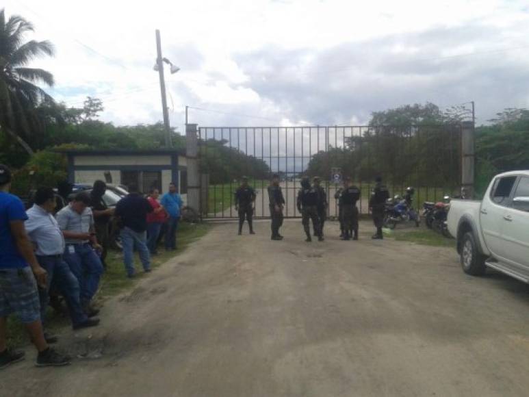 A las afueras de Empacadora Continental también llegaron las autoridades de la Oabi y de Fusina.