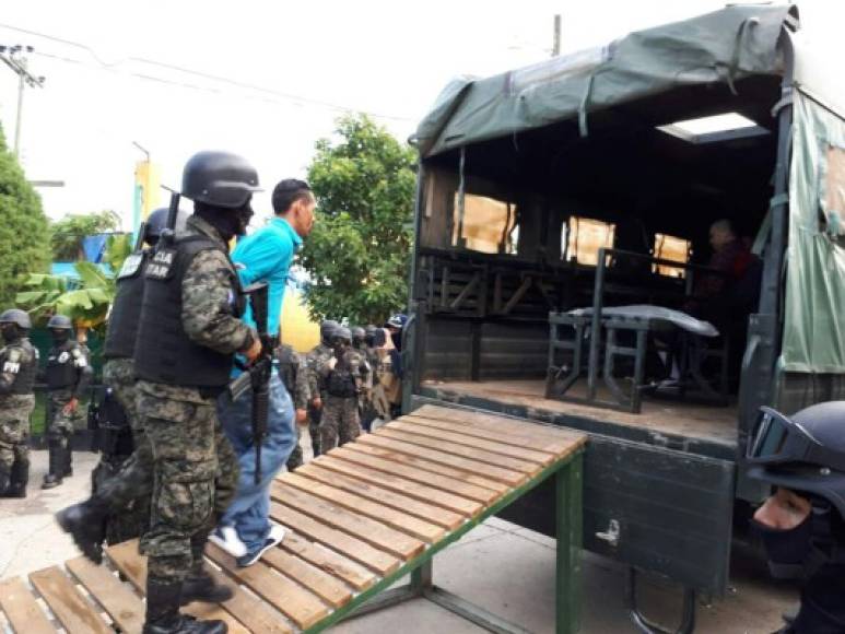 Elementos de la Policía Militar y Policía Nacional ejecutan la operación desde el lunes en la noche según el presidente Juan Orlando Hernández.