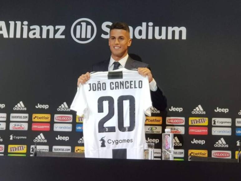 La Juventus presentó al portugués João Cancelo. El ex jugador del Valencia llevará el número 20 y ha dicho que 'Cristiano es el mejor del mundo y estamos obligados a competir por la Champions'. El lunes llegará CR7.