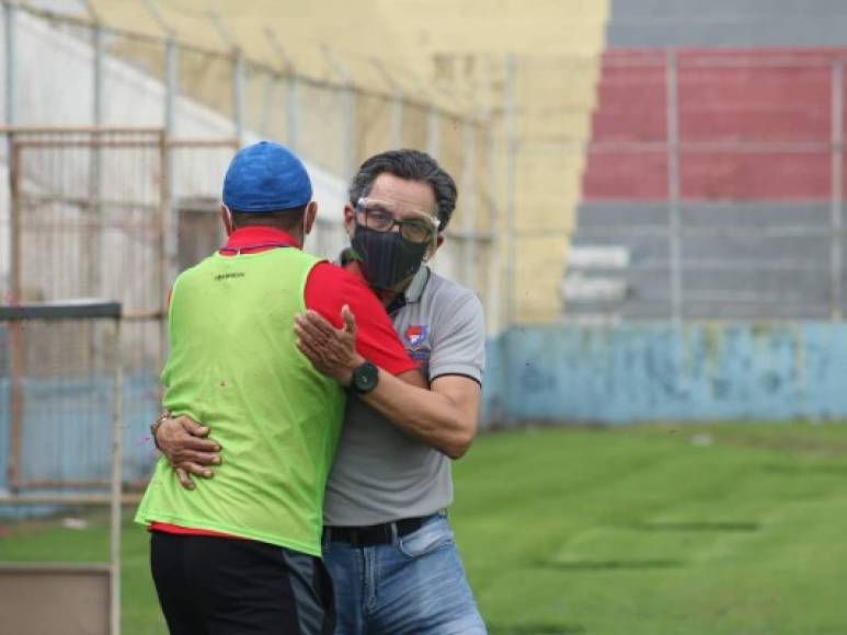 Nerlin Membreño y Salomón Nazar se saludan con un abrazo tras el juego.