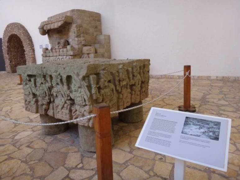 Altar Q, pieza original, en el Museo de las Esculturas, Copán.
