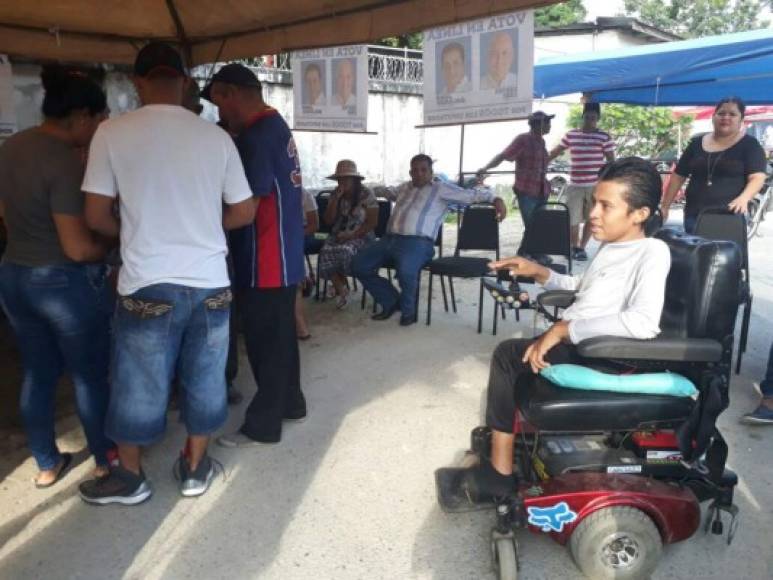 Said Márquez (23) ejerce por primera vez el sufragio. A los 13 años fue atropellado por un furgón y quedó en silla de ruedas. Ahora se dedica a repara teléfono y vende mercadería.