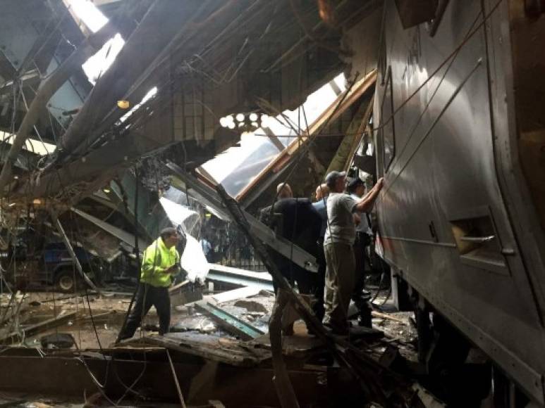 Videos que comenzaron a circular poco después del accidente muestran a la estación literalmente en ruinas, con el tren enredado en cables y parcialmente cubierto por los escombros del techo.